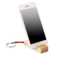 Mise en avant avec téléphone à la vertical du Porte-clés publicitaire en bambou OTSEGO