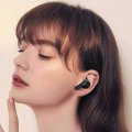 Mise en situation des écouteurs Bluetooth publicitaires AKARI