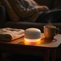 Enceinte lumineuse bluetooth pulibicitaire NAIA sur une table