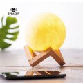 Lampe et enceinte Bluetooth® NENA sur un bureau