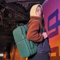 Sac à dos publicitaire et porte documents MAC KINLEY porté par femme