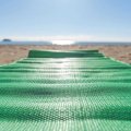 Natte de plage publicitaire MAE  dépliée sur une plage