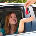 Porte-clés de sécurité automobile RESQME avec une femme