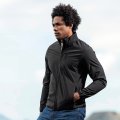 Veste publicitaire softshell MIRANDO portée par un homme