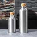 Gourde alu publicitaire BAGWELL XL 750 ml sur une table