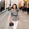 Mise en situation Lunch box publicitaire GOODJOUR II portée par une femme