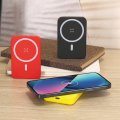 Chargeur à induction publicitaire 5W HICO sur un bureau