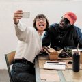 photo d'une femme et d'un homme en train de manger