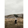 Parapluie pliant publicitaire WORTHAM vert porté