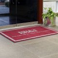Tapis publicitaire 75 x 50 cm EMORY dans un bureau