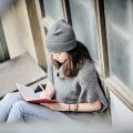 Mise en situation avec une femme du Bonnet publicitaire TUPELO