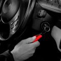 Porte-clés de sécurité automobile RESQME mis en situation
