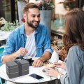 Mise en situation Lunch box publicitaire GOODJOUR II avec couple à table