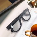 Lunettes connectées publicitaires LEO sur une table